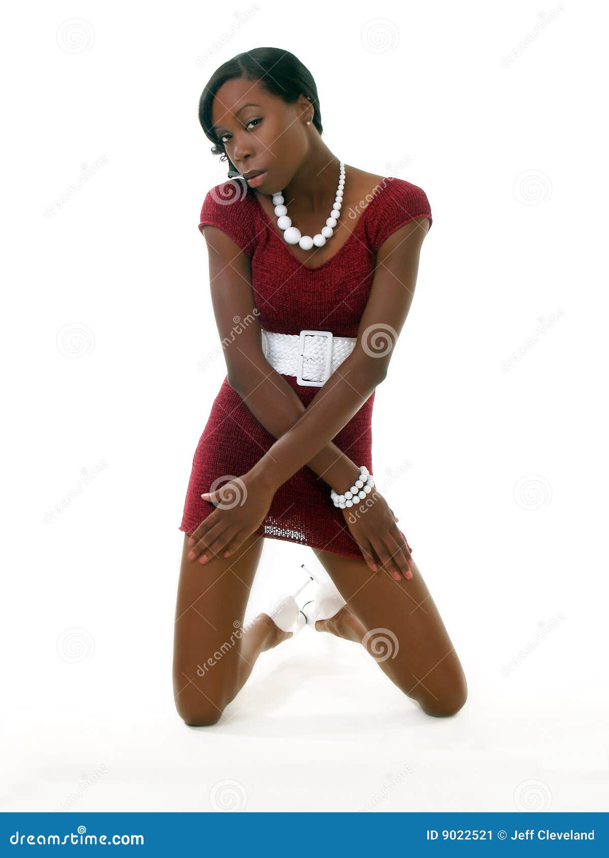 Roja Xx Videos - Mujer Negra Flaca Que Se Arrodilla En Alineada Roja Imagen de archivo -  Imagen de Ã©tnico, negro: 9022521