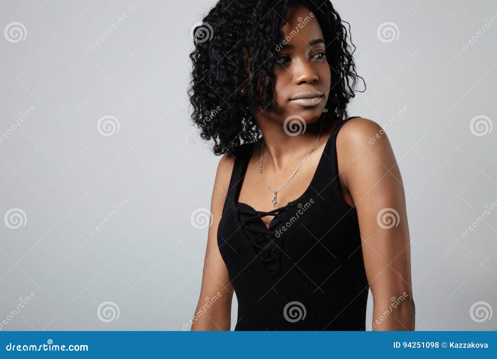 Mujer Negra Joven De La Raza Mixta, Con El Portrit Corto Del Pelo