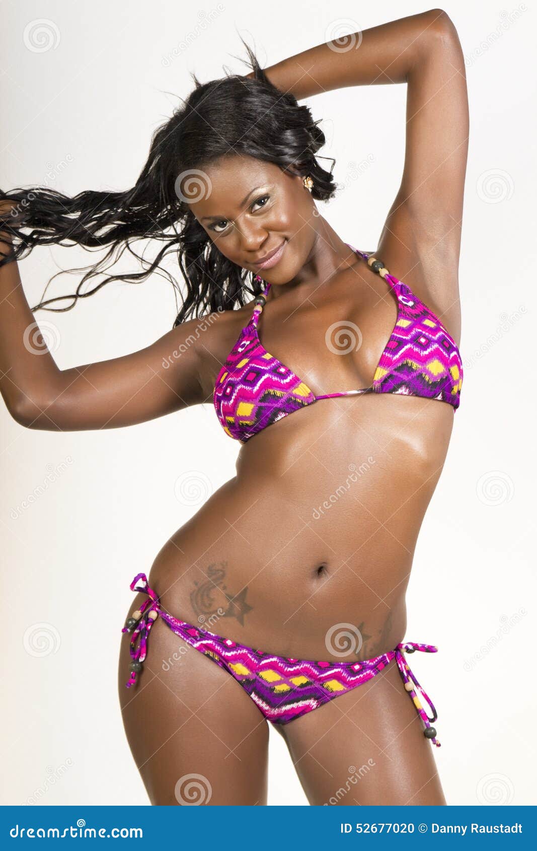Saga Júnior Más allá Mujer Negra Joven En Un Bikini Colorido Foto de archivo - Imagen de hembra,  swimsuit: 52677020
