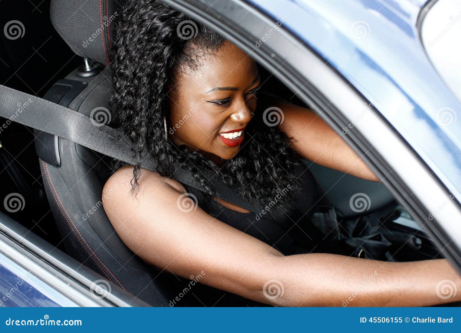 La mujer embarazada en el coche usando el cinturón de seguridad, vista  lateral Fotografía de stock - Alamy