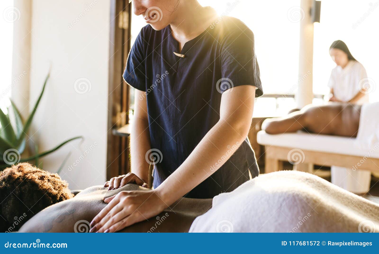 Mujer Negra Que Consigue Un Masaje Foto de archivo - Imagen de