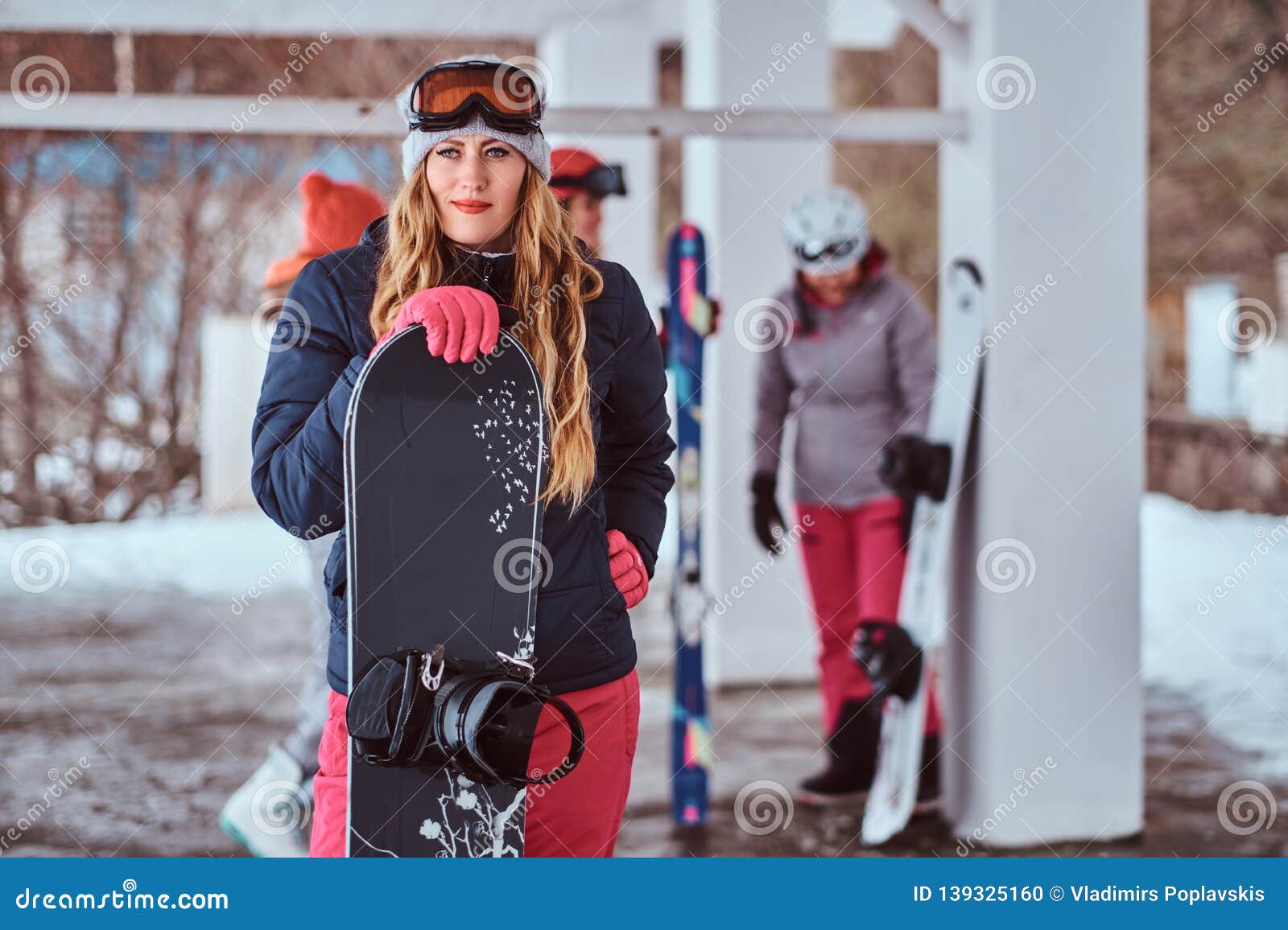 Mujer Noruega Que Lleva Ropa Caliente Y Las Gafas Presentan Con Una Snowboard En La Estación De Esquí Invierno Foto de archivo - Imagen vacaciones, snowboard: 139325160