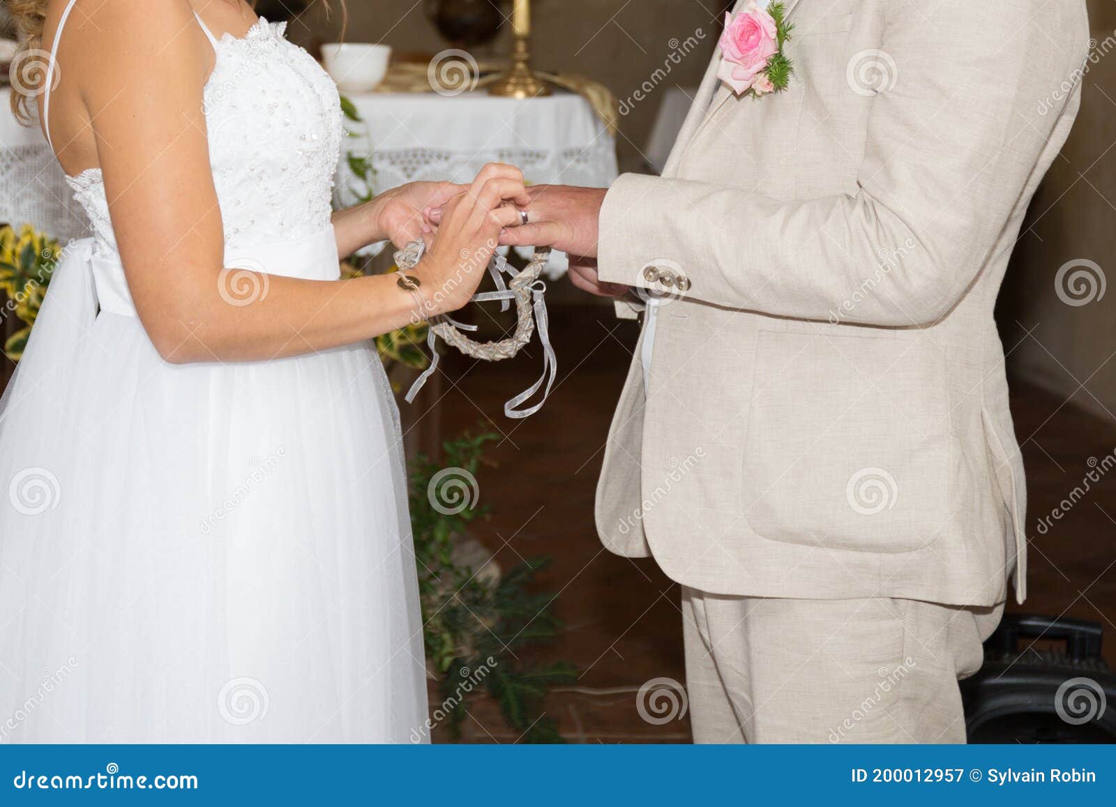 Mujer Novia Con Vestido Blanco Puesta En El Dedo Novio Hombre Con Traje De Novia Durante Imagen de archivo - Imagen de amor, casado: 200012957