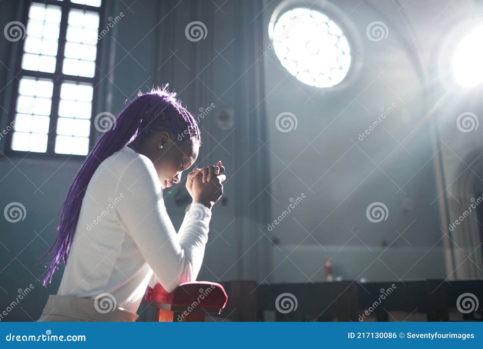Mujer orando en la iglesia foto de archivo. Imagen de cristiano - 217130086