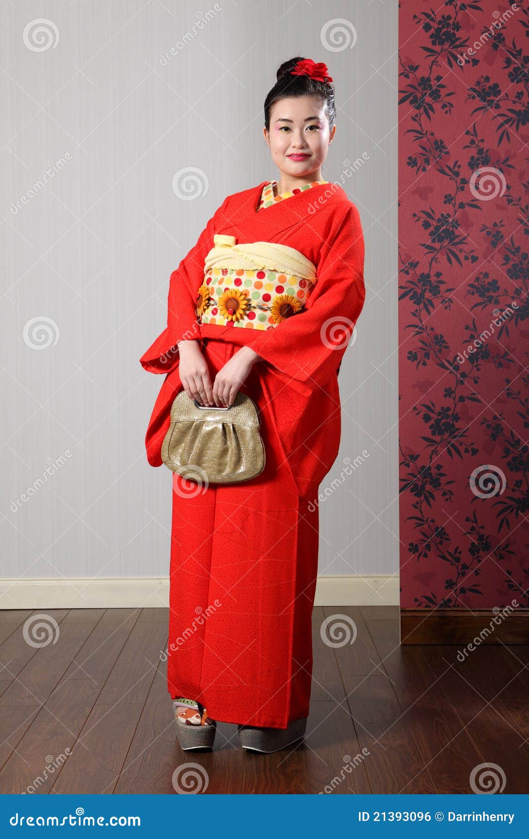 Mujer Oriental Hermosa En Japonés Rojo de archivo Imagen bolso, feliz: 21393096