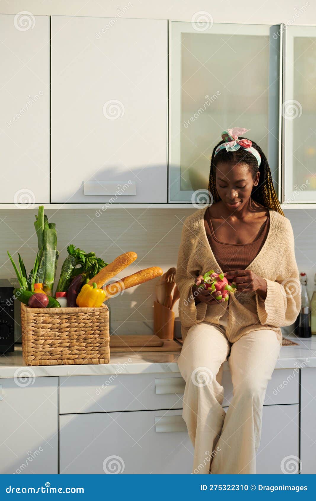 Mujer pelando fruta Stock Photo