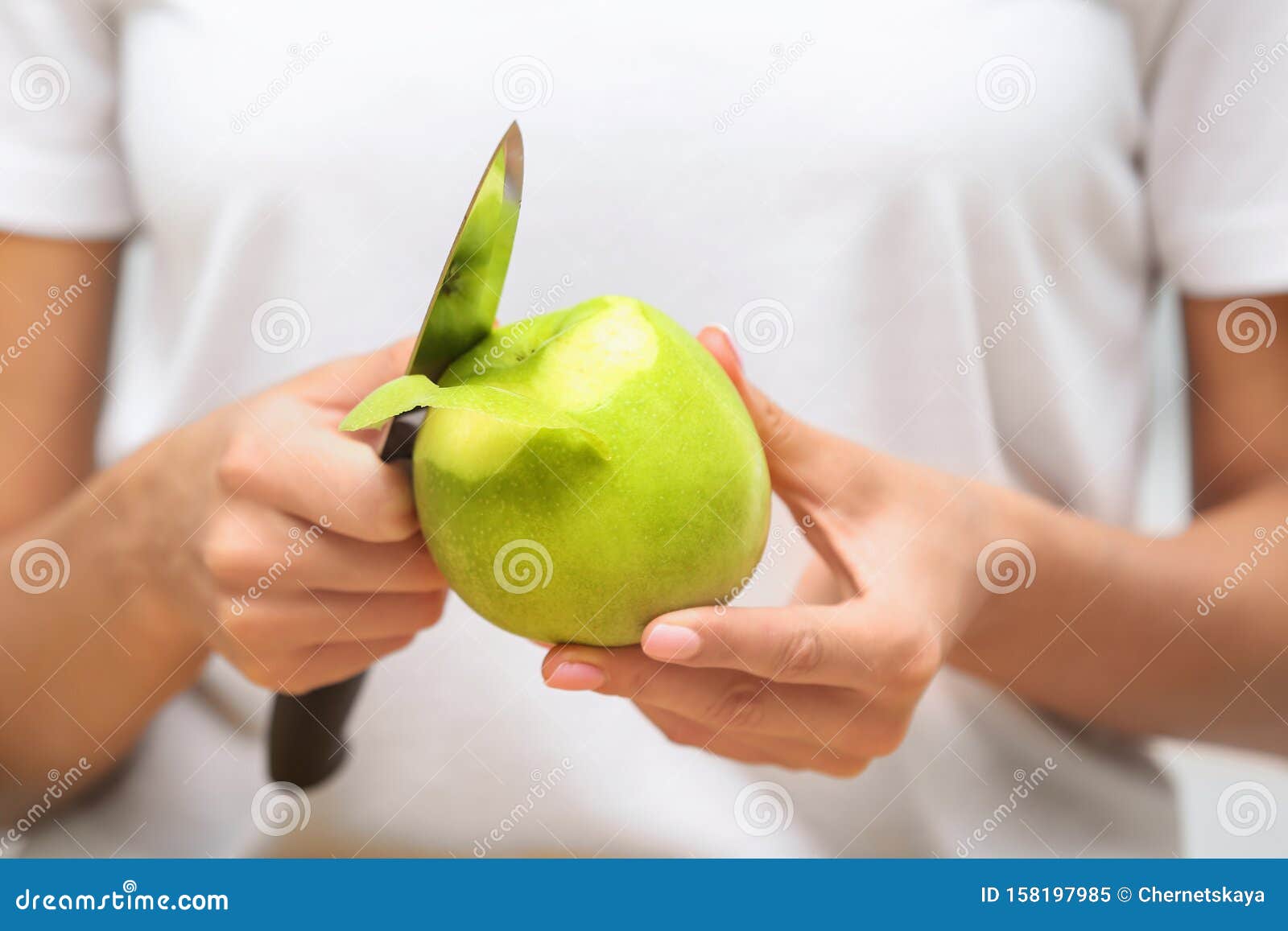 Mujer pelando fruta Stock Photo