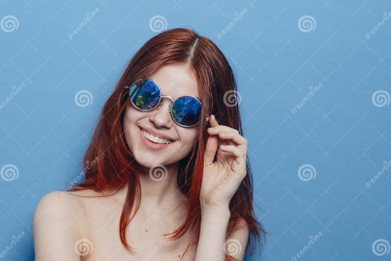 Mujer Pelirroja Perky Con Lentes Azules Hombros Desnudos Posando Foto