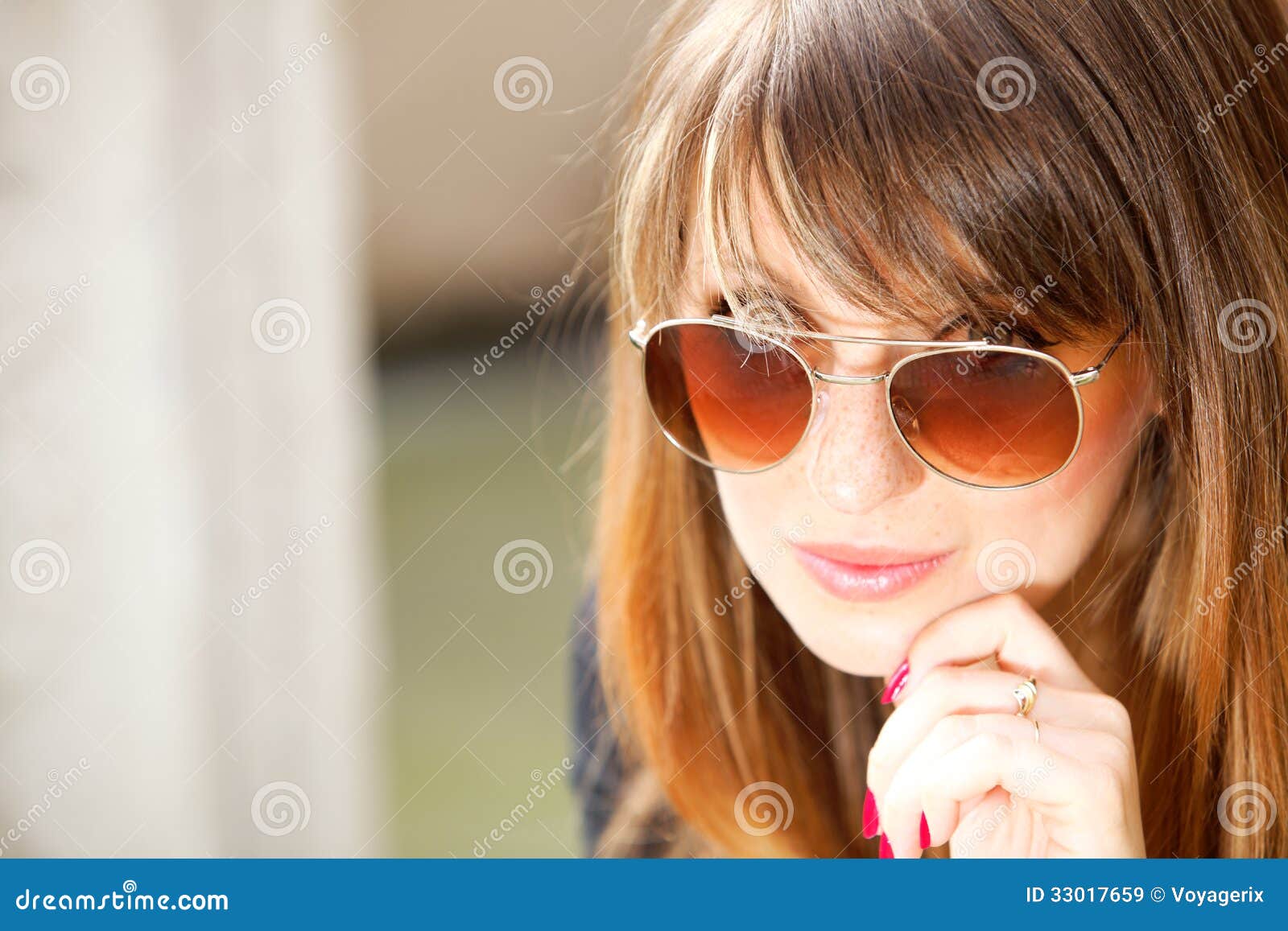 Mujer pensativa del retrato en la calle. Mujer bastante pensativa del retrato en gafas de sol al aire libre en la calle