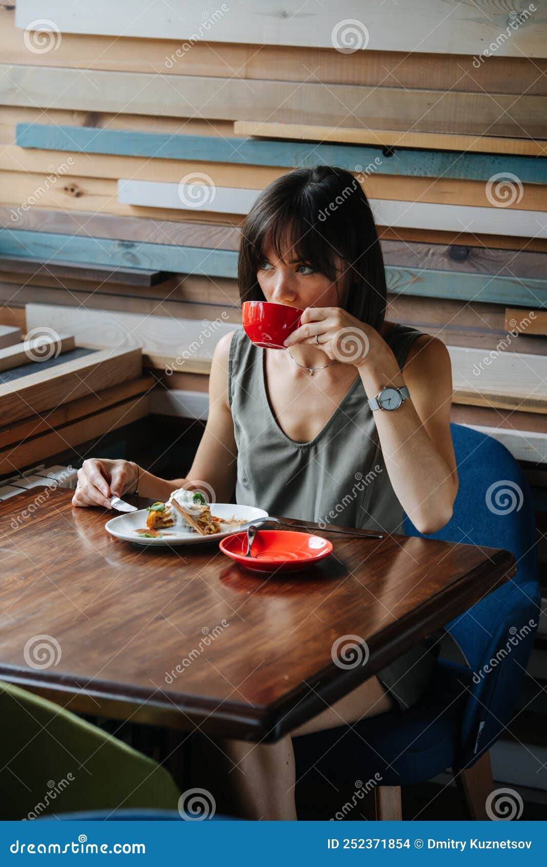 Mujer Pensativa Tomando Café Con Un Pastel. Sentado Detrás De Una Mesa En  Un Café. Foto de archivo - Imagen de negocios, rematado: 252371854
