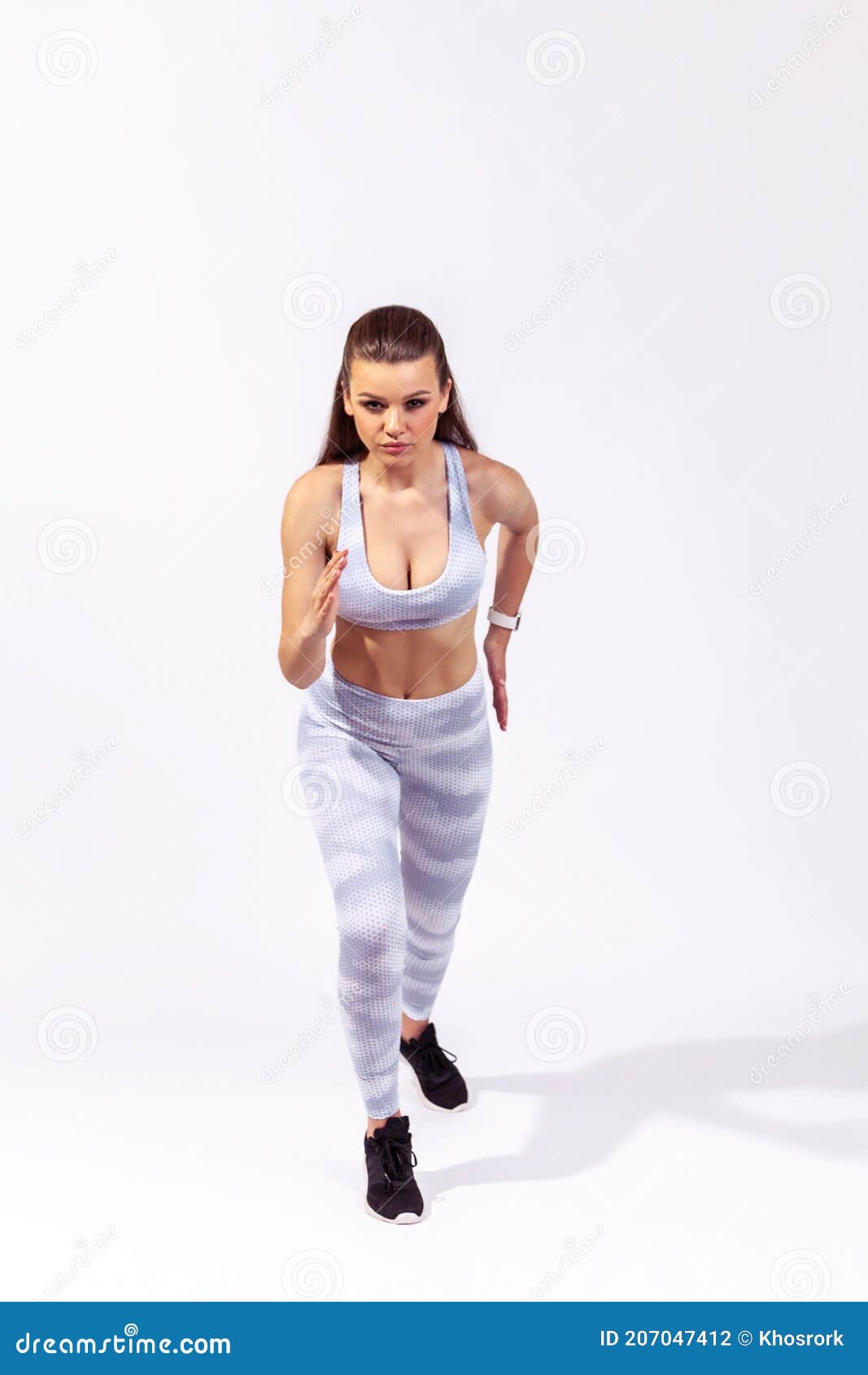Mujer Persistente Activa De Larga Duración Con Ropa Deportiva Blanca Lista  Para Correr De Pie En Posición Inicial Sprint Foto de archivo - Imagen de  atlético, interior: 207047412