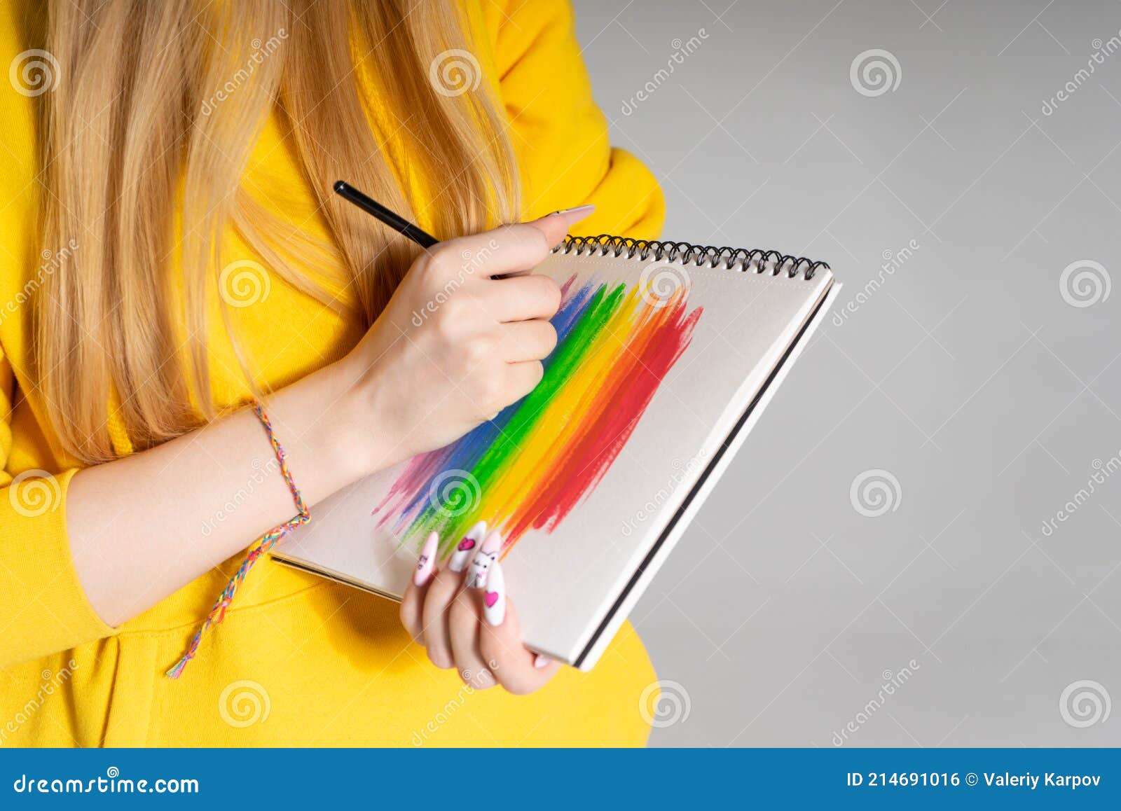 Mujer Pintando Un Arco Iris Lgbt Foto De Archivo Imagen De Odio