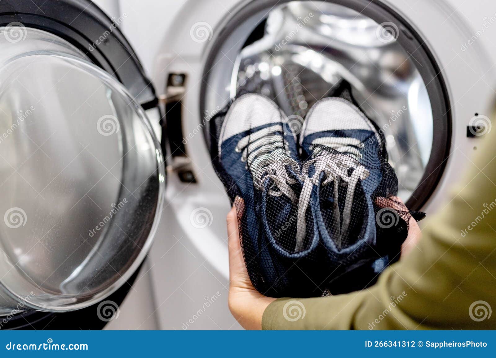 Mujer Poniendo Zapatillas Azules En La Bolsa De Ropa De Malla En La Lavadora  Cerrar. Foto de archivo - Imagen de detergente, abierto: 266341312