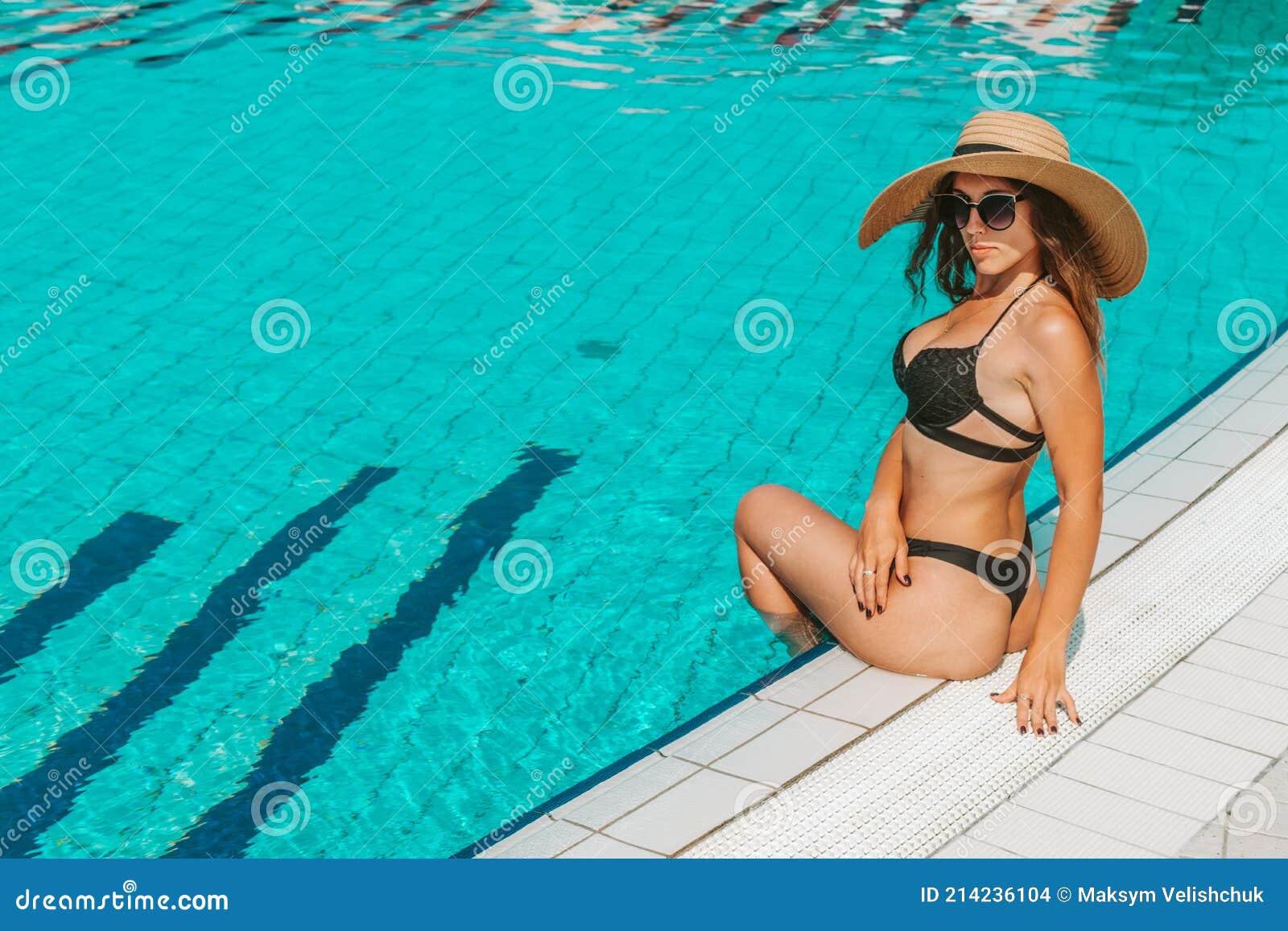 Joven Sexy Mujer En Bikini Usando Gafas De Sol Relaja En El Agua De La  Piscina Imagen de archivo - Imagen de lifestyles, salud: 179535865
