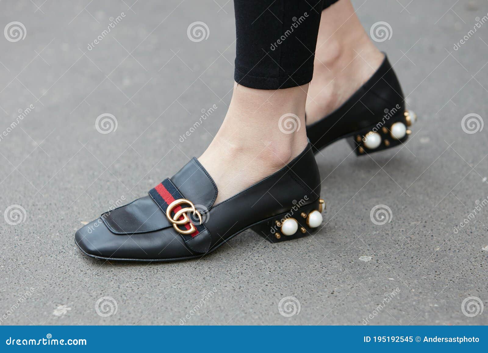 Posa Para Fotógrafos Zapatos Gucci Negros Con Decoración Sobre Tacones Antes Del Desfile De Fendi Imagen editorial - Imagen de talones, manera: 195192545