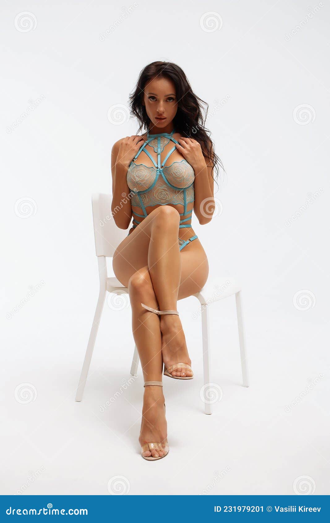 Mujer Posando En Ropa Interior En Silla En Estudio Imagen de archivo - Imagen de coqueteo: