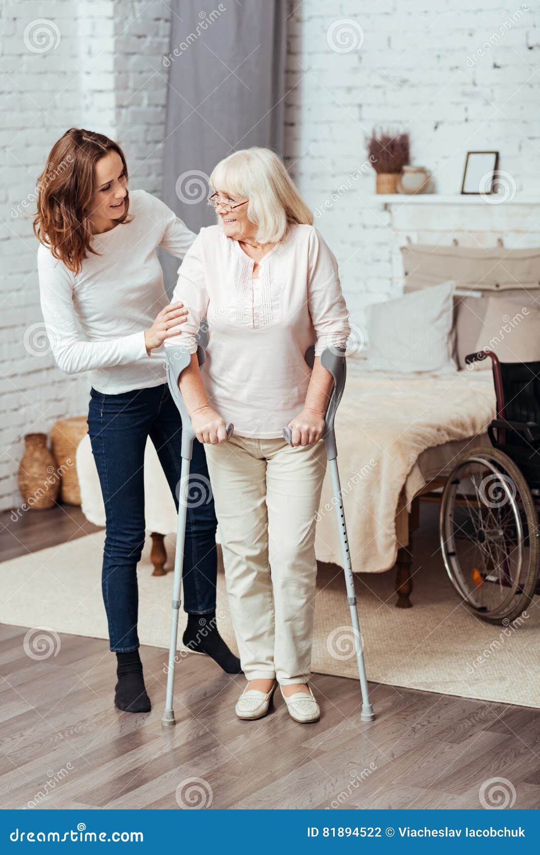 Mujer Positiva Que Ayuda él Abuela a Caminar Con Las Muletas Foto de  archivo - Imagen de gente, equilibrio: 81894522