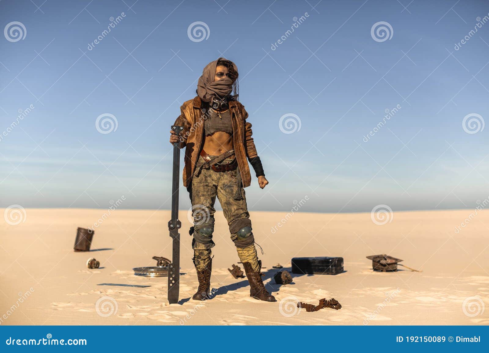 Retrato de mujer joven con arma en ropa militar al aire libre