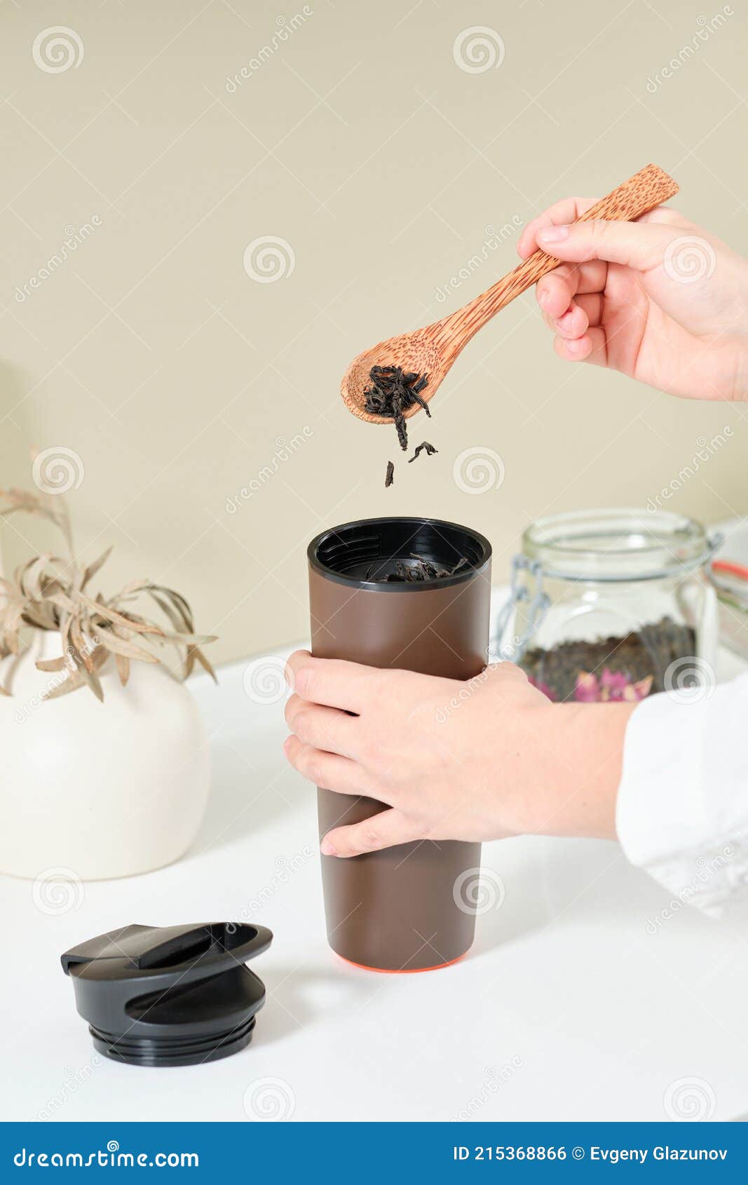 Mujer Prepara Té En Una Taza Termo Marrón Para Llevar Con Ella. Ella Está  Sosteniendo Una Cuchara De Madera Linda En El Fondo De U Foto de archivo -  Imagen de casero