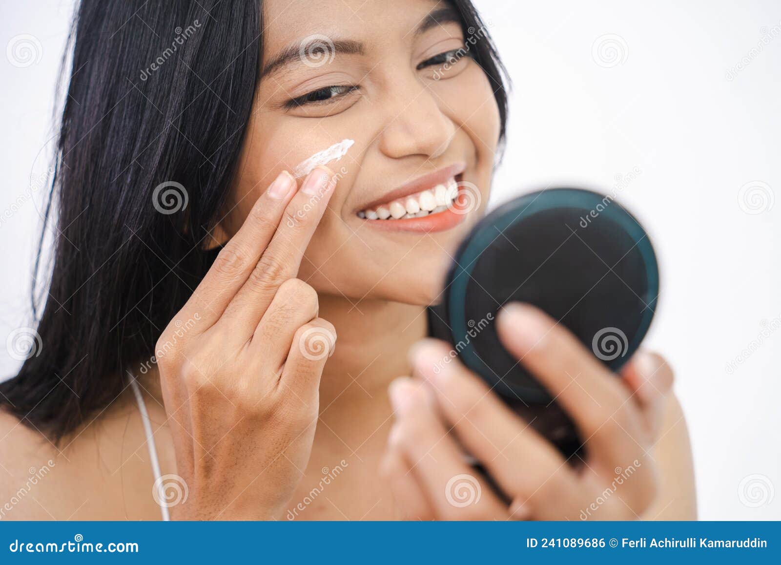 Mujer Que Aplica Maquillaje Pólvora Y Ruboriza Sus Mejillas Foto