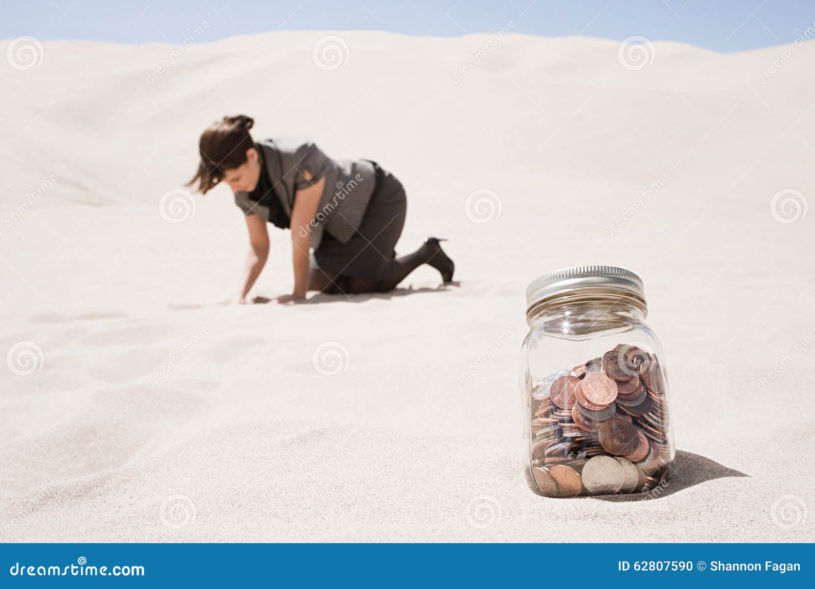 Mujer Buscando Un Tarro De Monedas En El Desierto Foto de archivo - Imagen  de lluvioso, desierto: 62807590