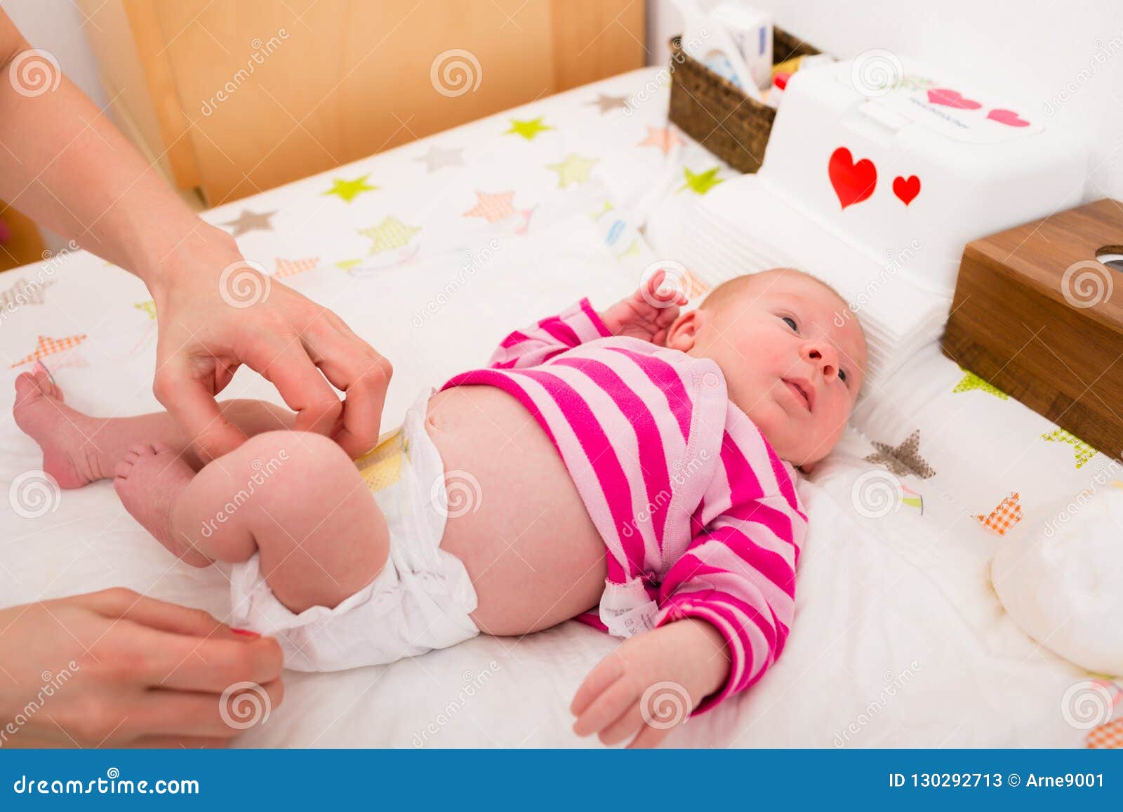 Estacionario Asociar nacido Mujer Que Cambia El Pañal Del Bebé Imagen de archivo - Imagen de cama,  limpieza: 130292713