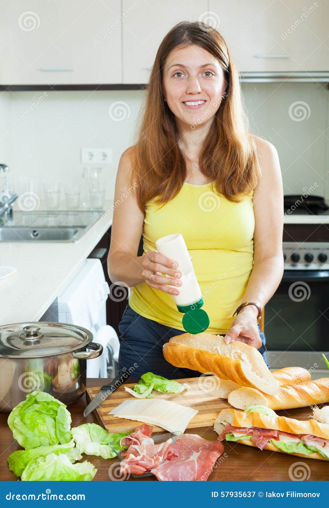 Mujer Que Cocina Los Bocadillos Con Mayonesa Imagen de archivo