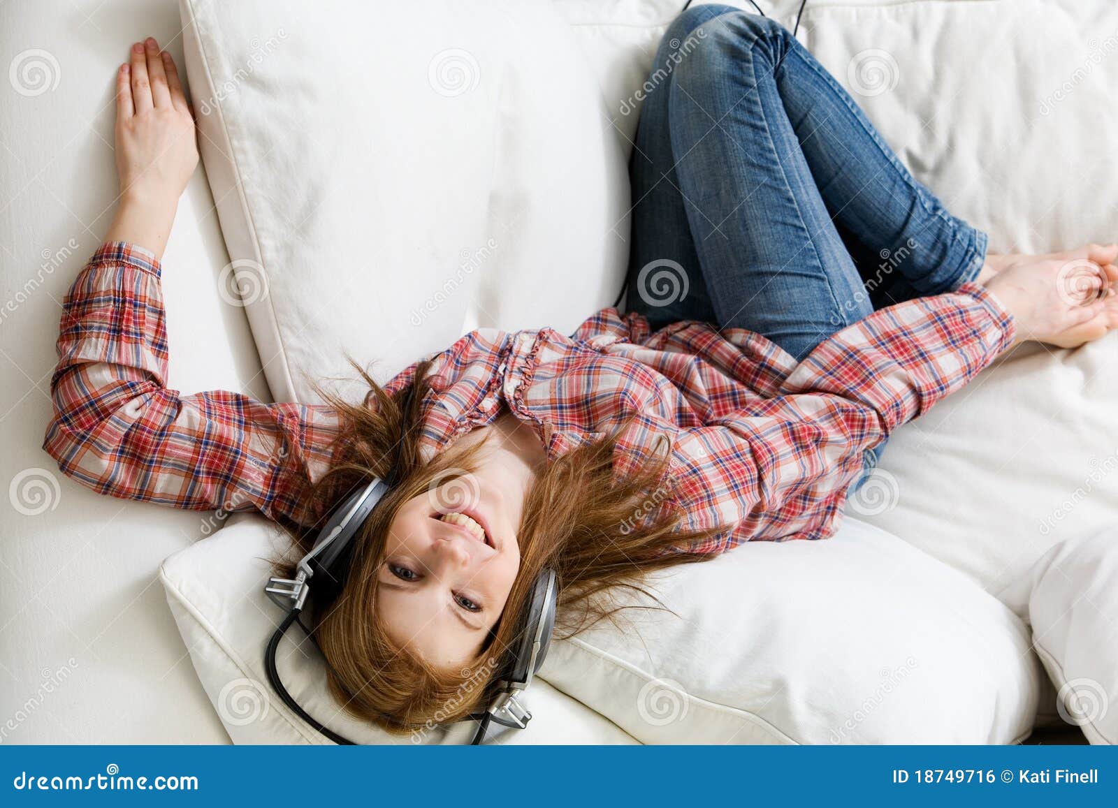 Mujer Que Escucha La Música Foto de archivo Imagen de feliz, goce