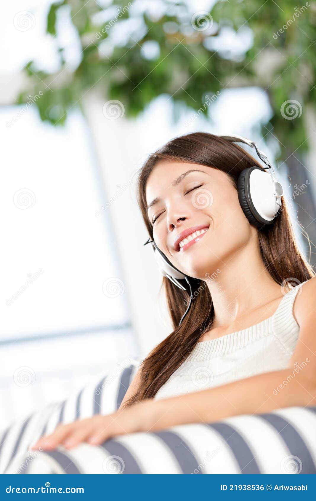 Mujer Que Escucha La Música Foto de archivo Imagen de silla, verde