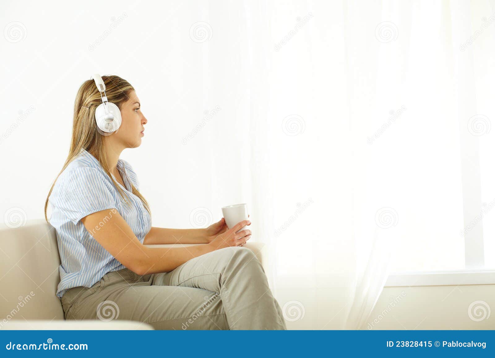 Mujer Que Escucha La Música Imagen de archivo Imagen de joven, calma