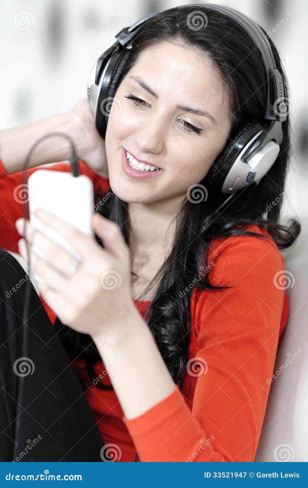 Mujer Que Escucha La Música Imagen de archivo Imagen de sitio