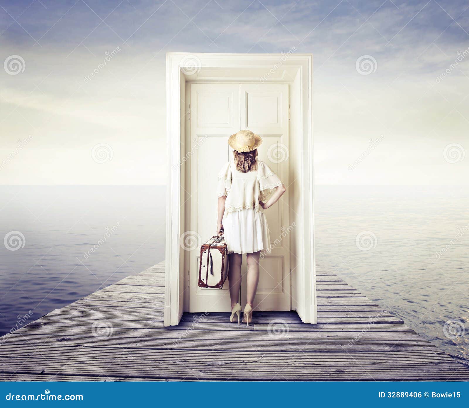 Mujer Esperando Frente a Una Puerta Foto de archivo - Imagen de casero,  abierto: 32889406, image size:1600x1393