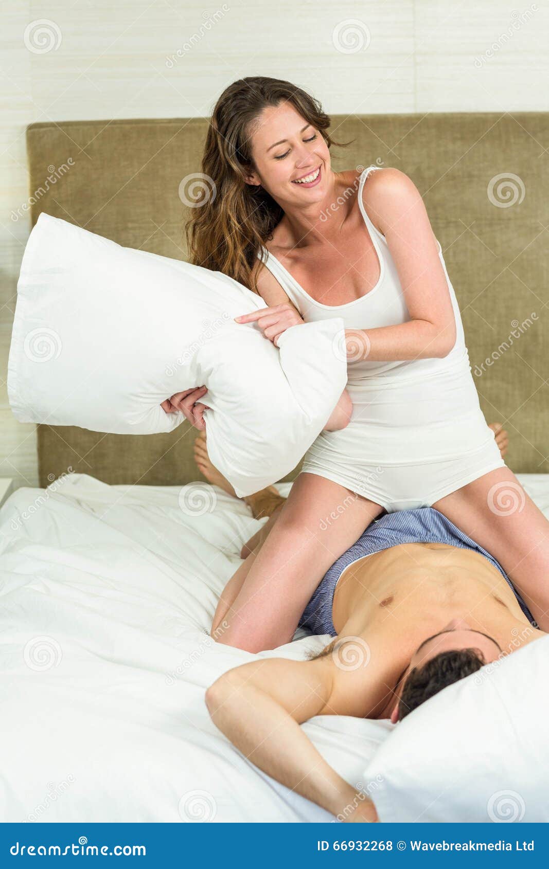 К чему снится драться во сне женщине. Бой подушками на кровати. Бои подушками в спальне. Драка подушками на кровати. Женщины дерутся на кровати.