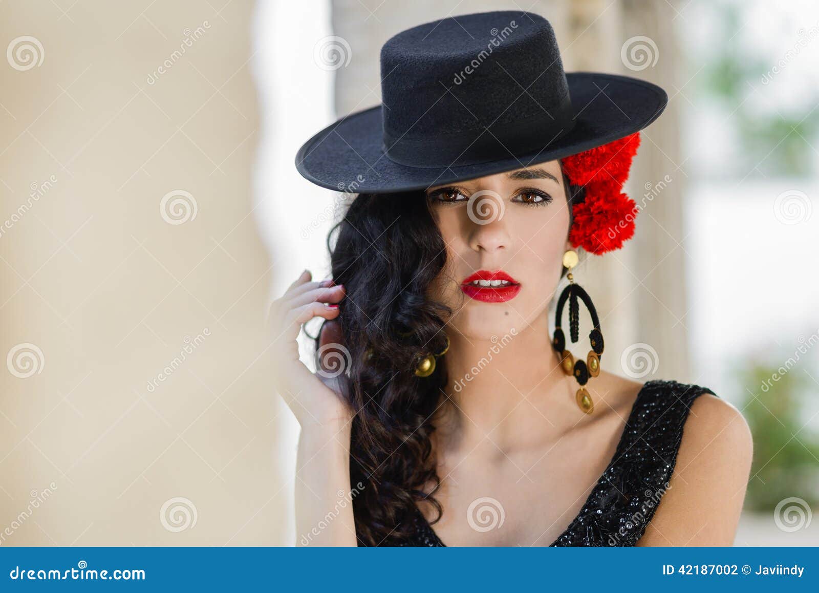 Mujer Que Lleva El Sombrero Español Y Claveles Rojos En Su Pelo Foto de  archivo - Imagen de ropas, clavel: 42187002