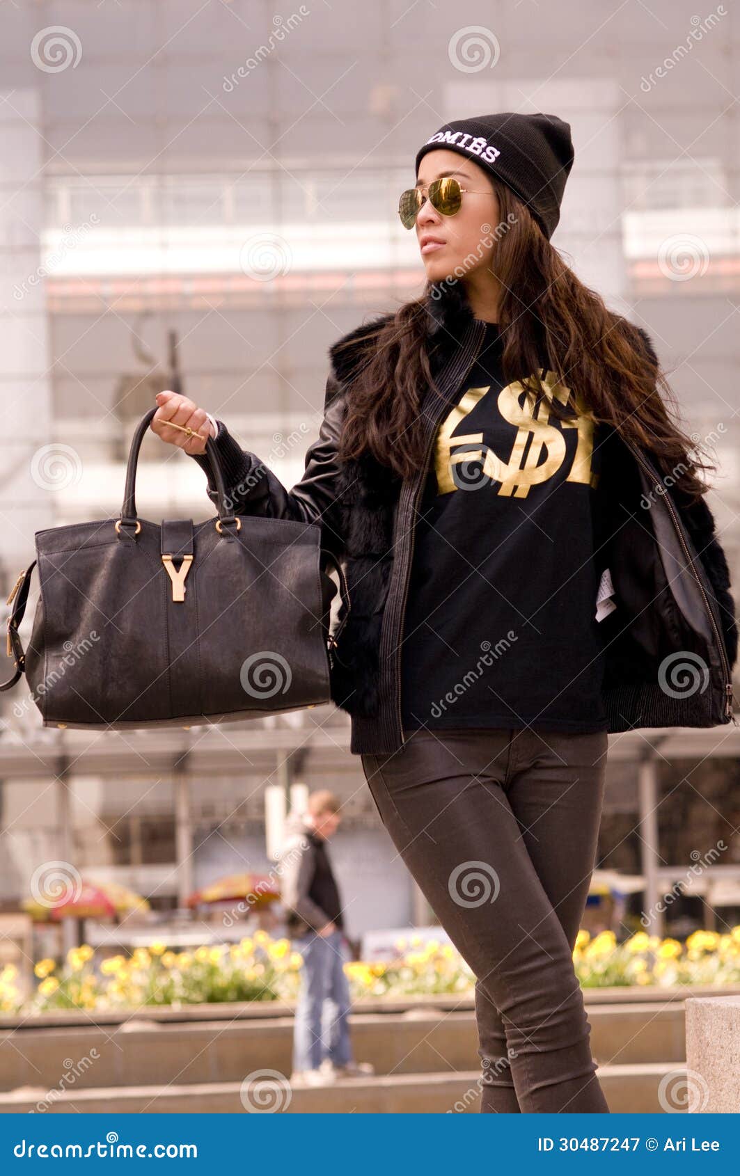 Mujer Que Lleva Camiseta Y El Bolso De Yves Saint Laurent Black Fotografía editorial - Imagen de negro, 30487247