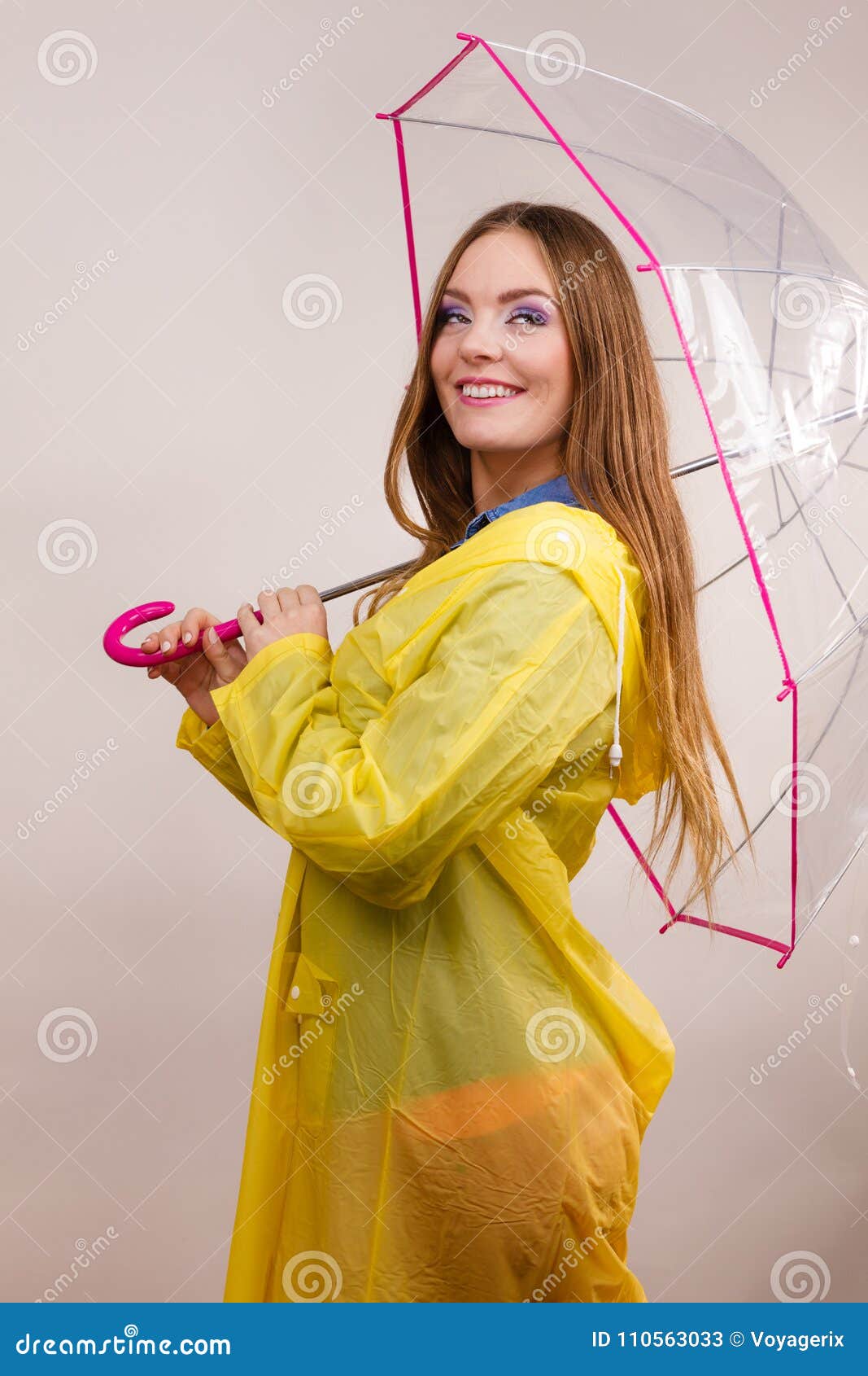 Mujer Que Lleva La Capa Impermeable Debajo Del Paraguas Imagen de archivo -  Imagen de lluvioso, verano: 110563033