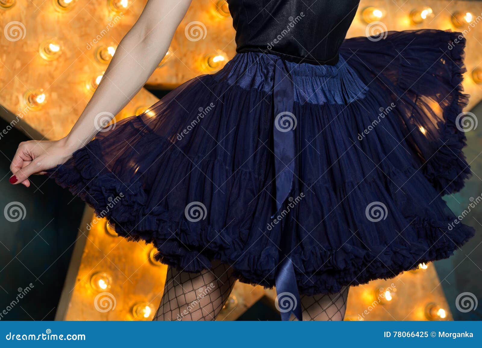 Mujer Que Lleva Las Medias Azules De La Falda Y De La Malla Del Tutú Del  Cordón Que Presentan El Ov Imagen de archivo - Imagen de hembra,  vacaciones: 78066425