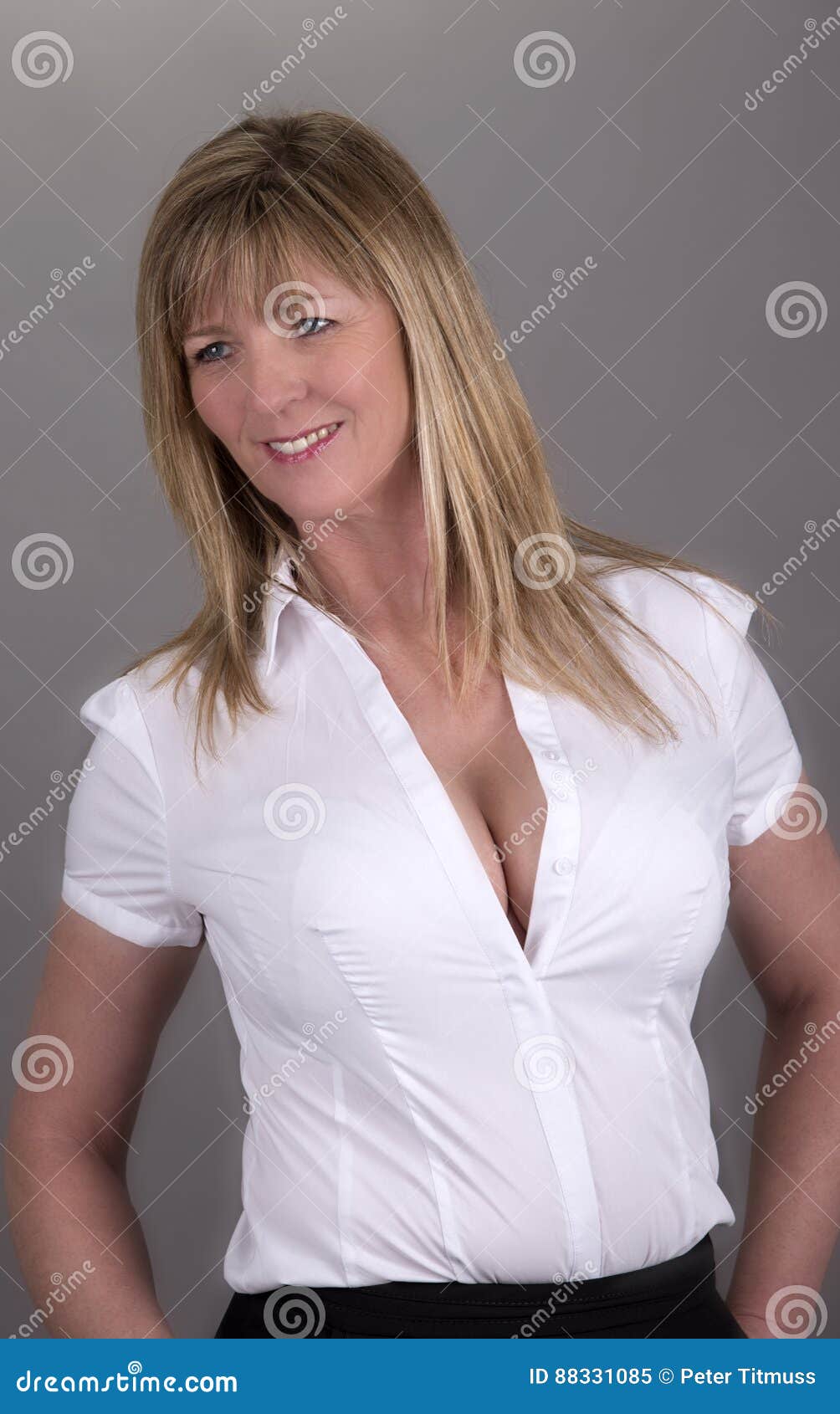 tramo Pertenece Asalto Mujer Que Lleva Una Camisa Blanca Ajustada Imagen de archivo - Imagen de  mujer, pelo: 88331085