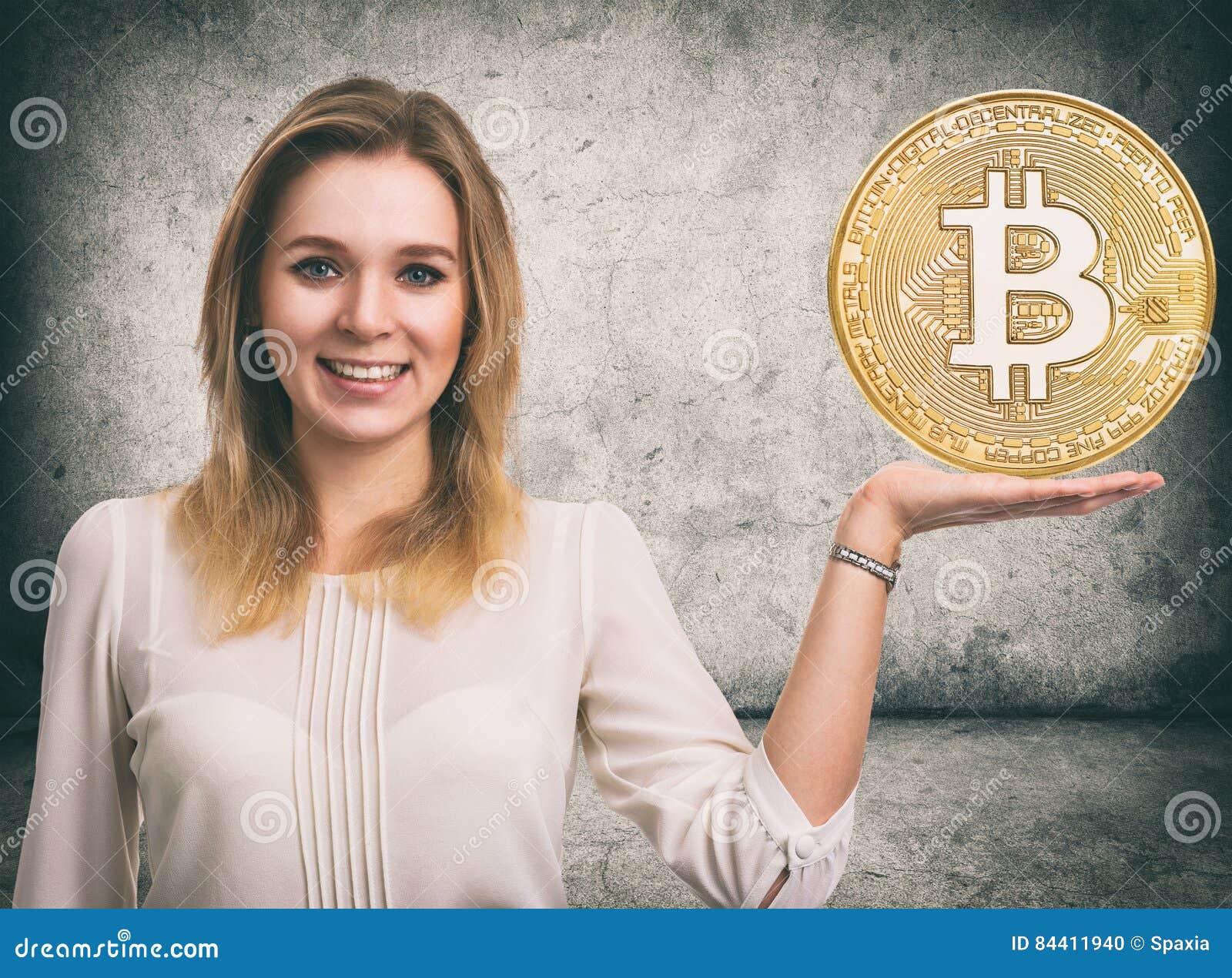 Mujer Mostrando Una Moneda Bitcoin Dorada. Criptomoneda Foto de archivo -  Imagen de internet, paga: 84411940