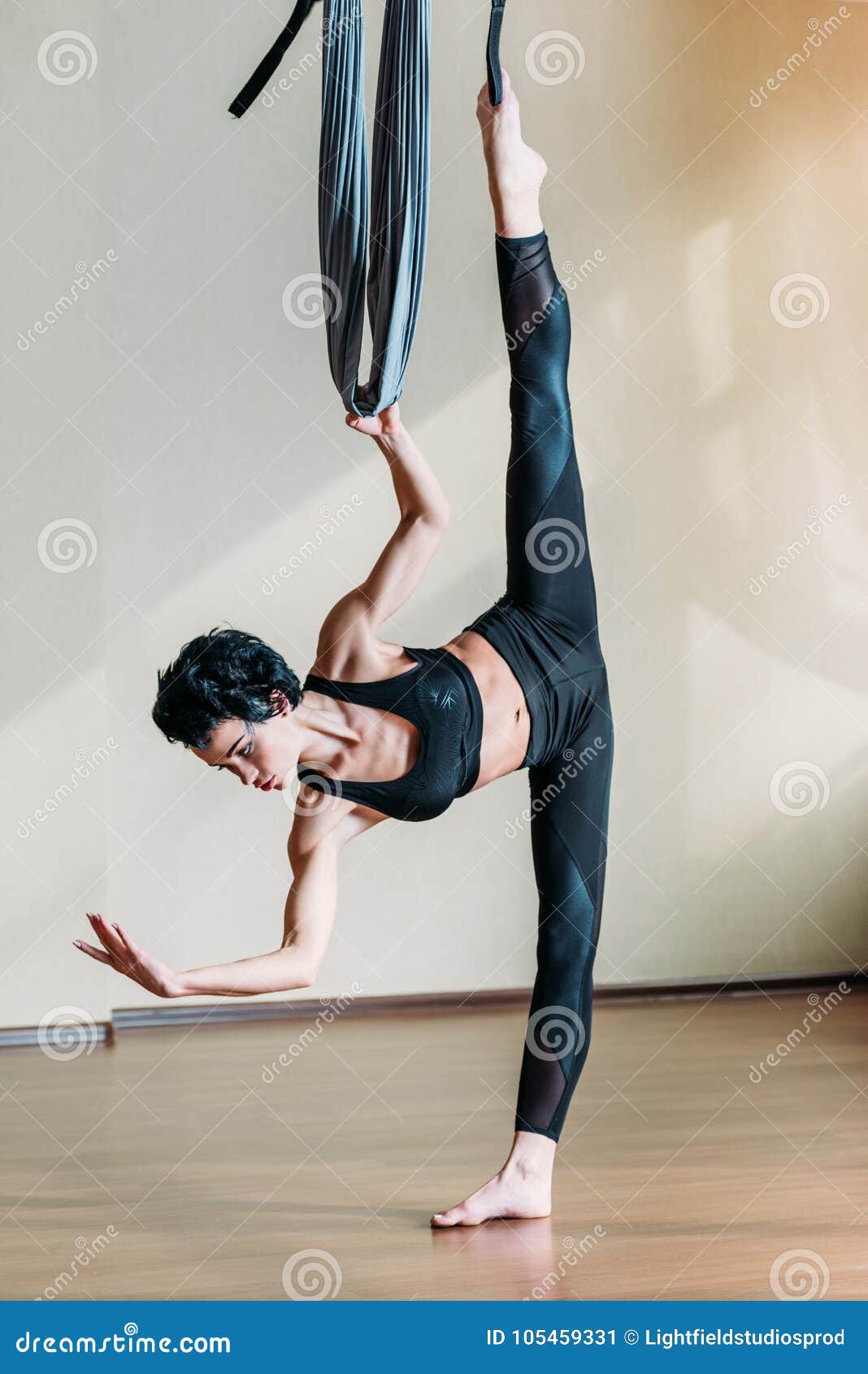 Mujer Que Practica Danza Aérea Acrobática Imagen de archivo - Imagen de  deporte, hamaca: 105459331