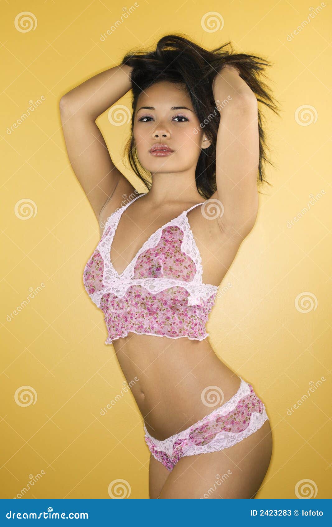 Mujer Que Presenta En Ropa Interior. Imagen de archivo Imagen de