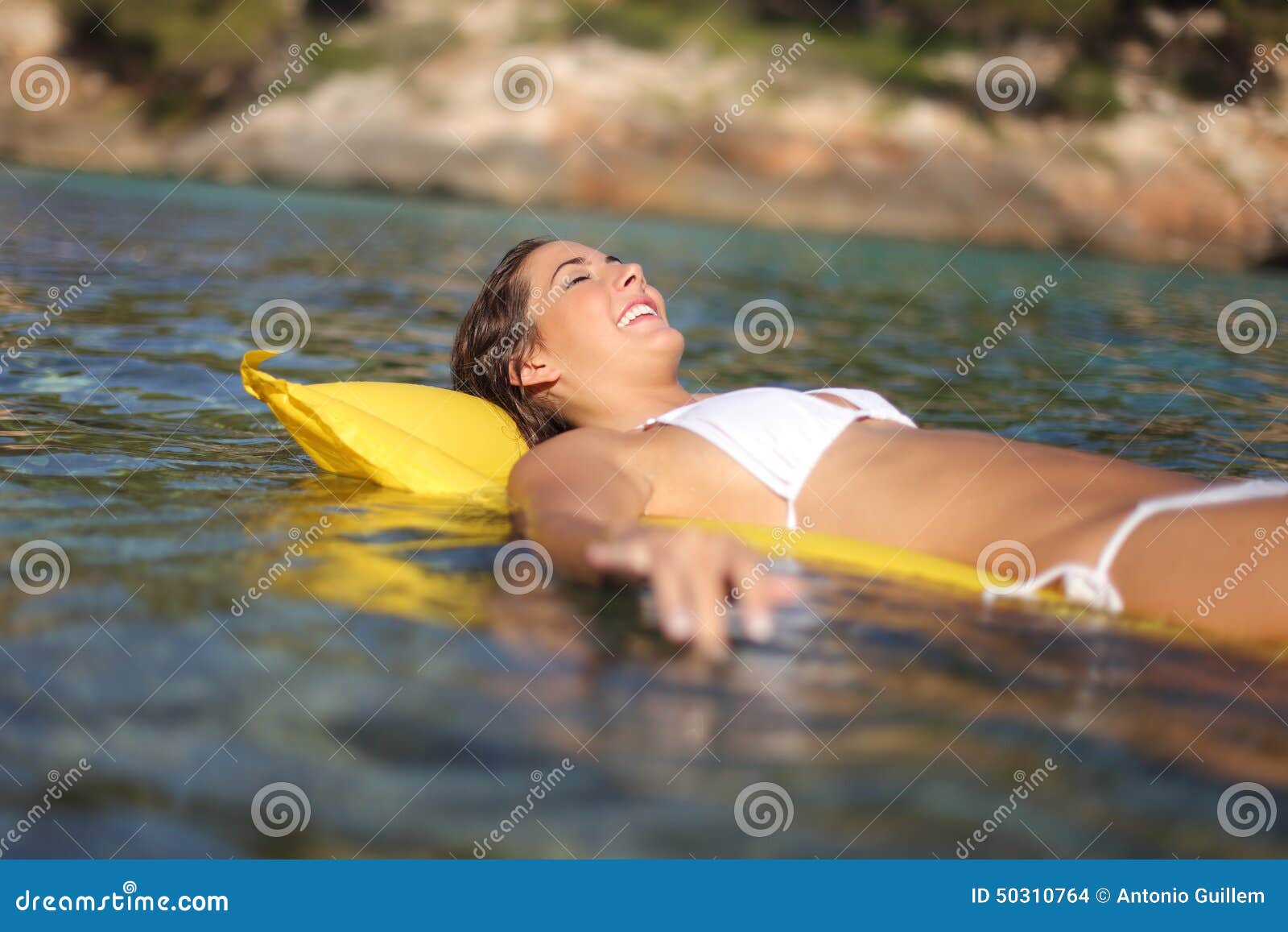 Mujer Que Se Baña En Una Inflable En La Playa Foto de archivo - Imagen retrato, gente: 50310764