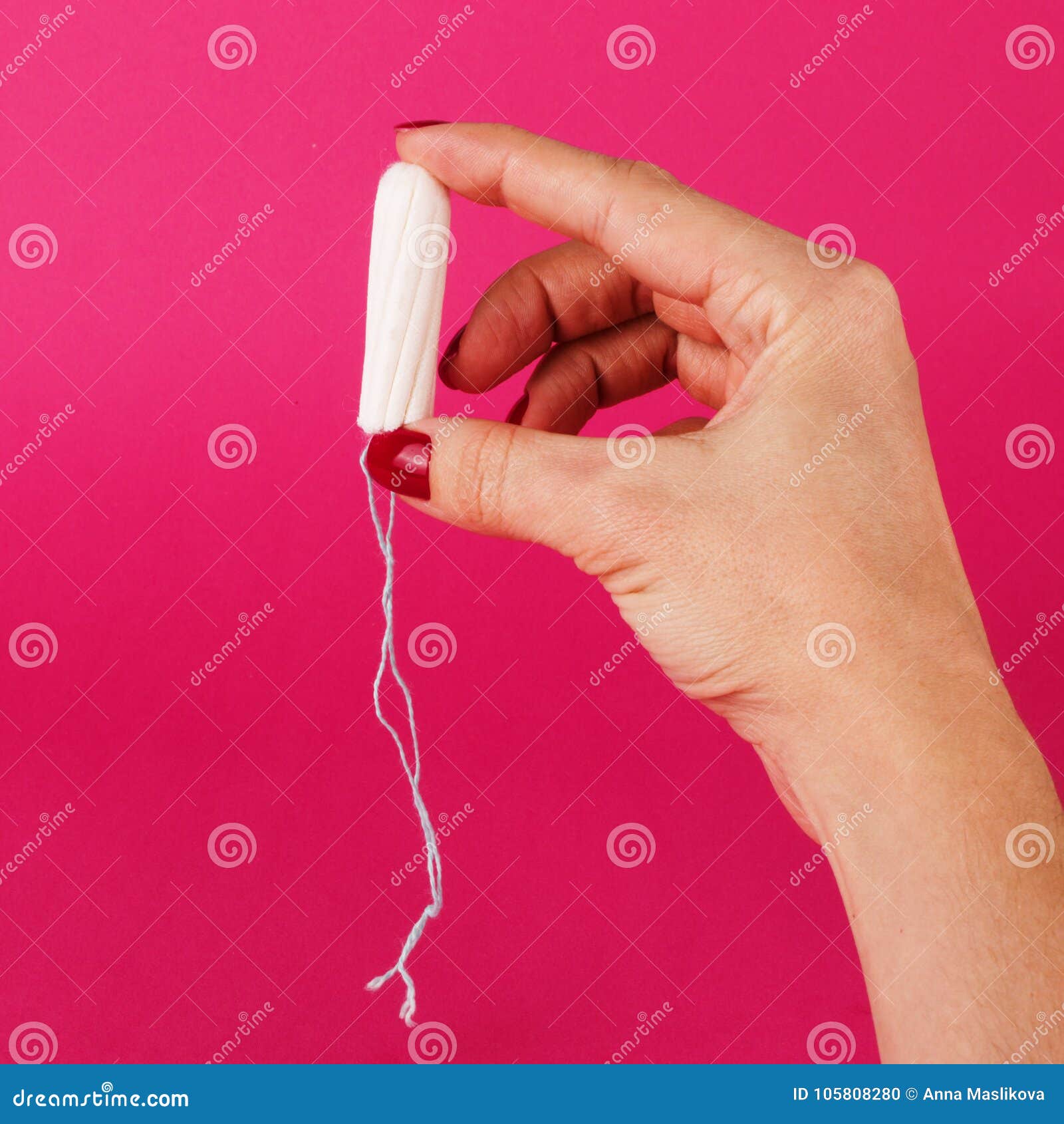 emoción madre Maduro Mujer Que Sostiene El Tapón Menstrual En Un Fondo Rosado Tiempo De La  Menstruación Higiene Y Protección Foto de archivo - Imagen de absorbencia,  personal: 105808280