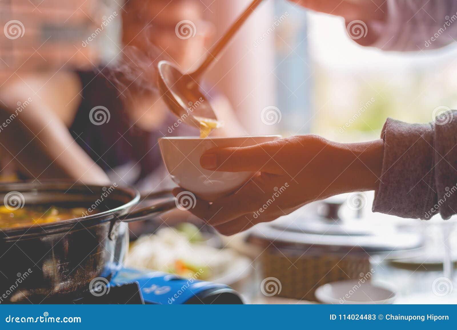 Mujer que sostiene la cucharón en la mano para preparar la cena