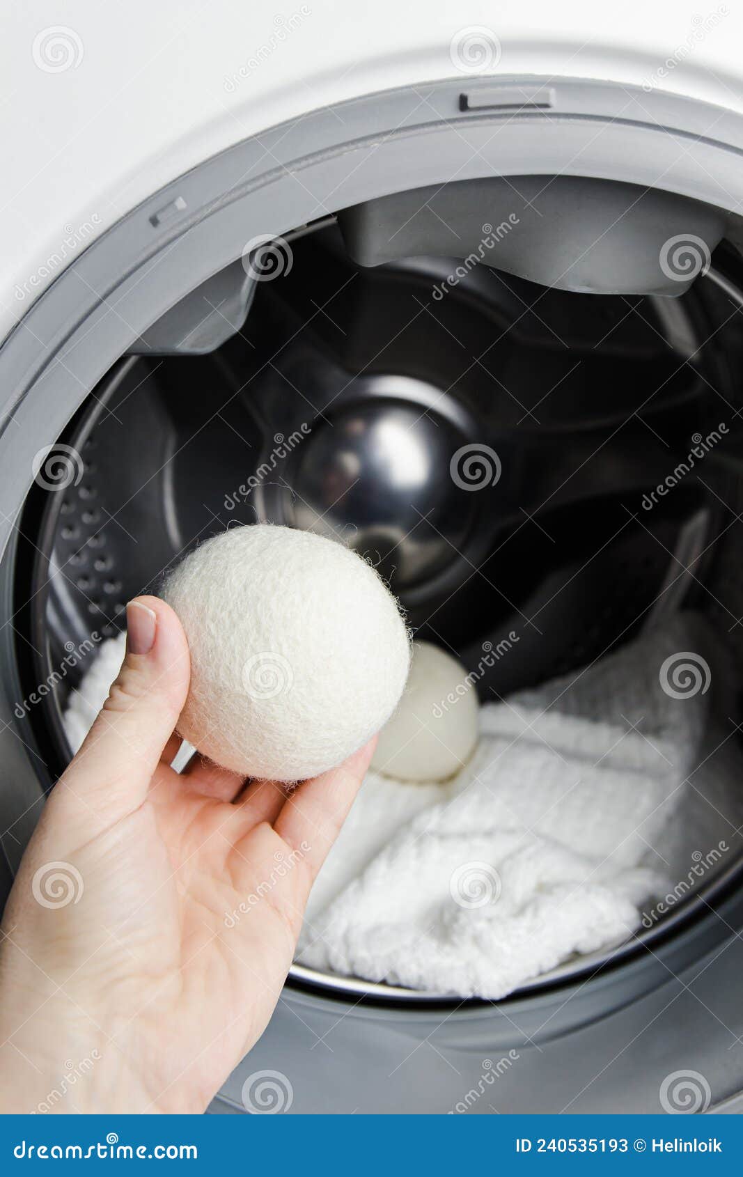 https://thumbs.dreamstime.com/z/mujer-que-usa-bolas-de-secadora-lana-para-m%C3%A1s-ropa-suave-mientras-se-seca-en-el-concepto-lavadora-descargar-electricidad-240535193.jpg