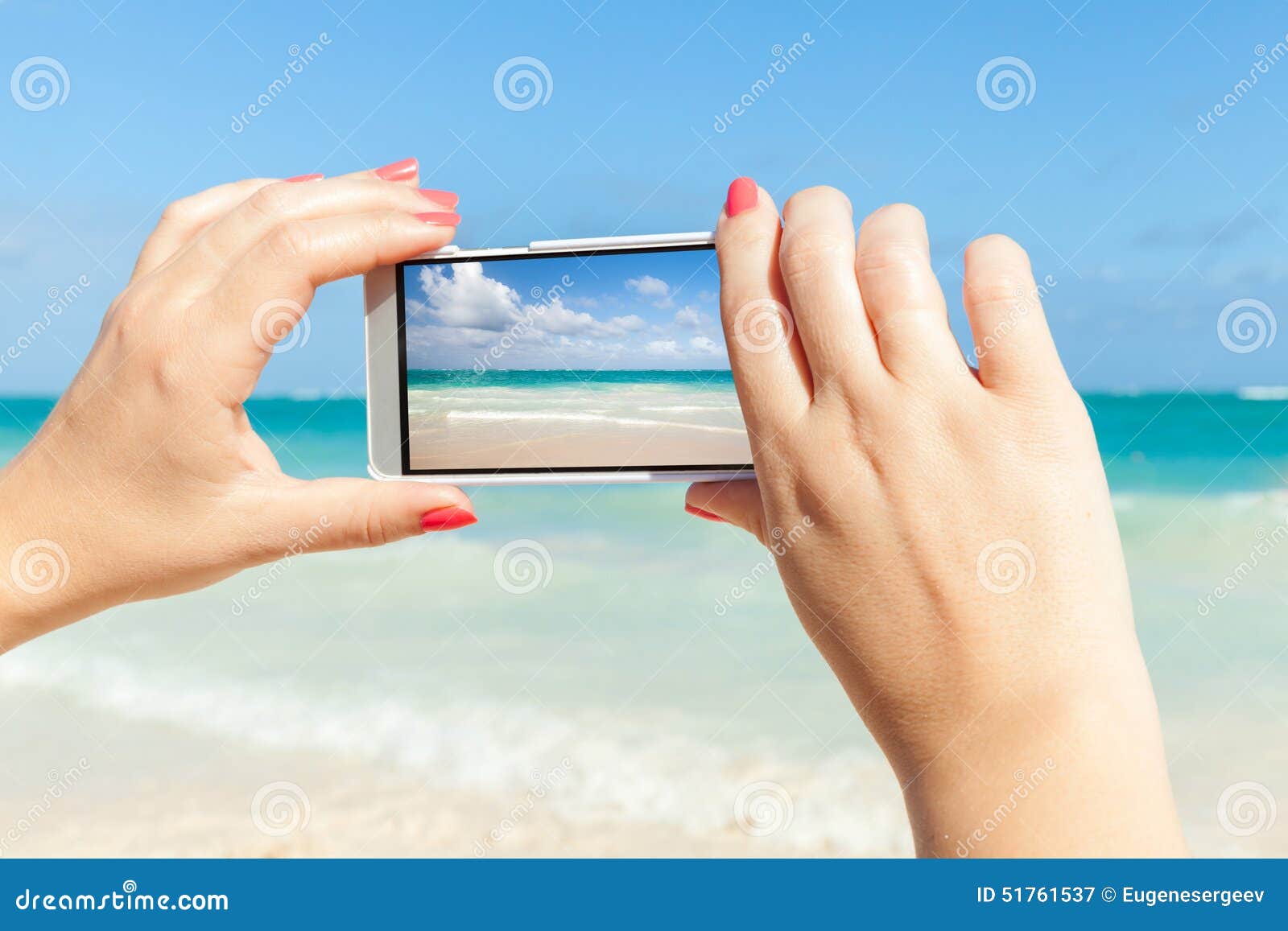 Mujer Que Usa El Teléfono Celular Para Tomar La Foto Del Paisaje Del Mar  Imagen de archivo - Imagen de costa, foto: 51761537