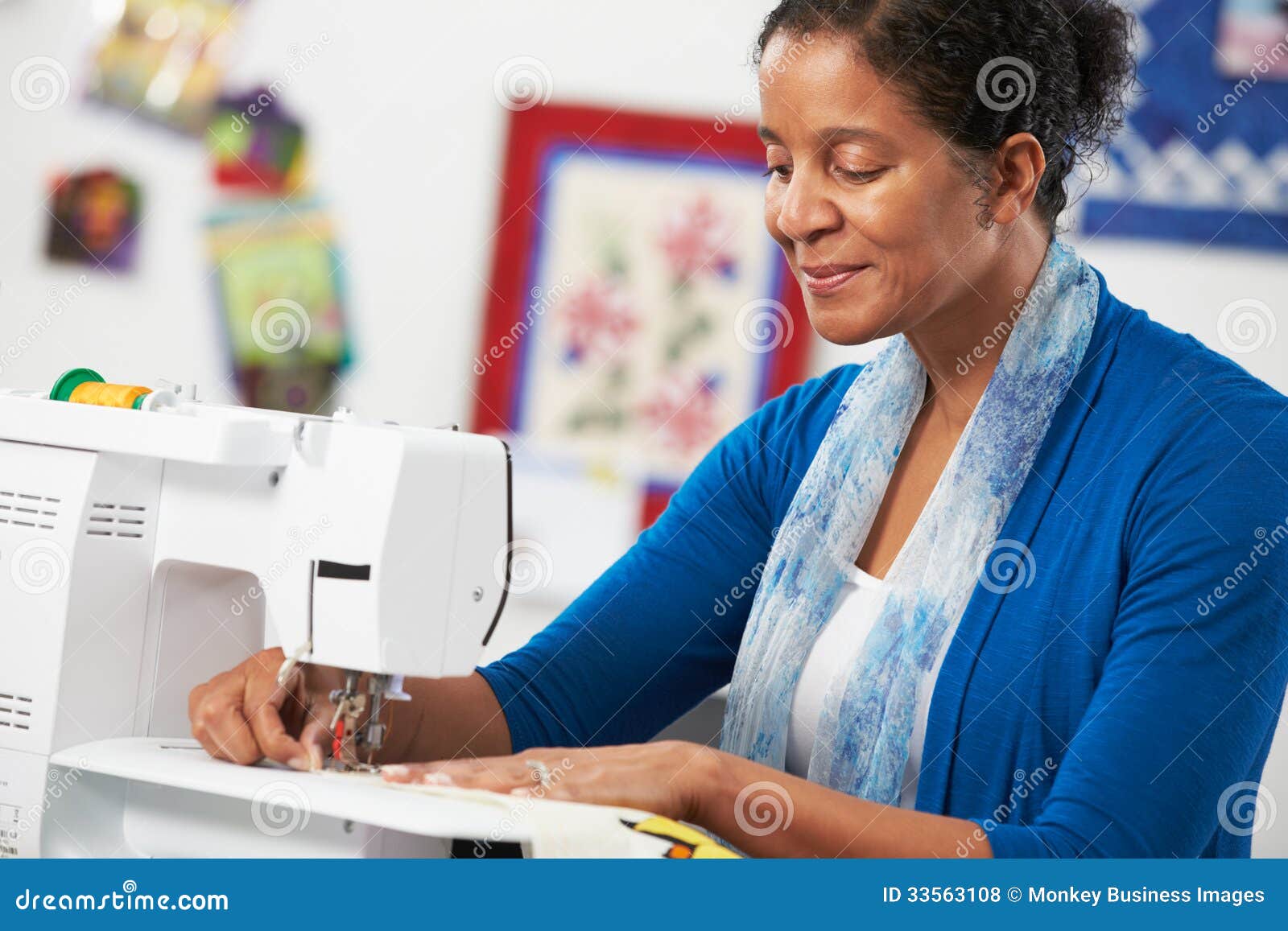 Foto Una mujer usando una máquina de coser para coser ropa – Imagen  Kirguistán gratis en Unsplash