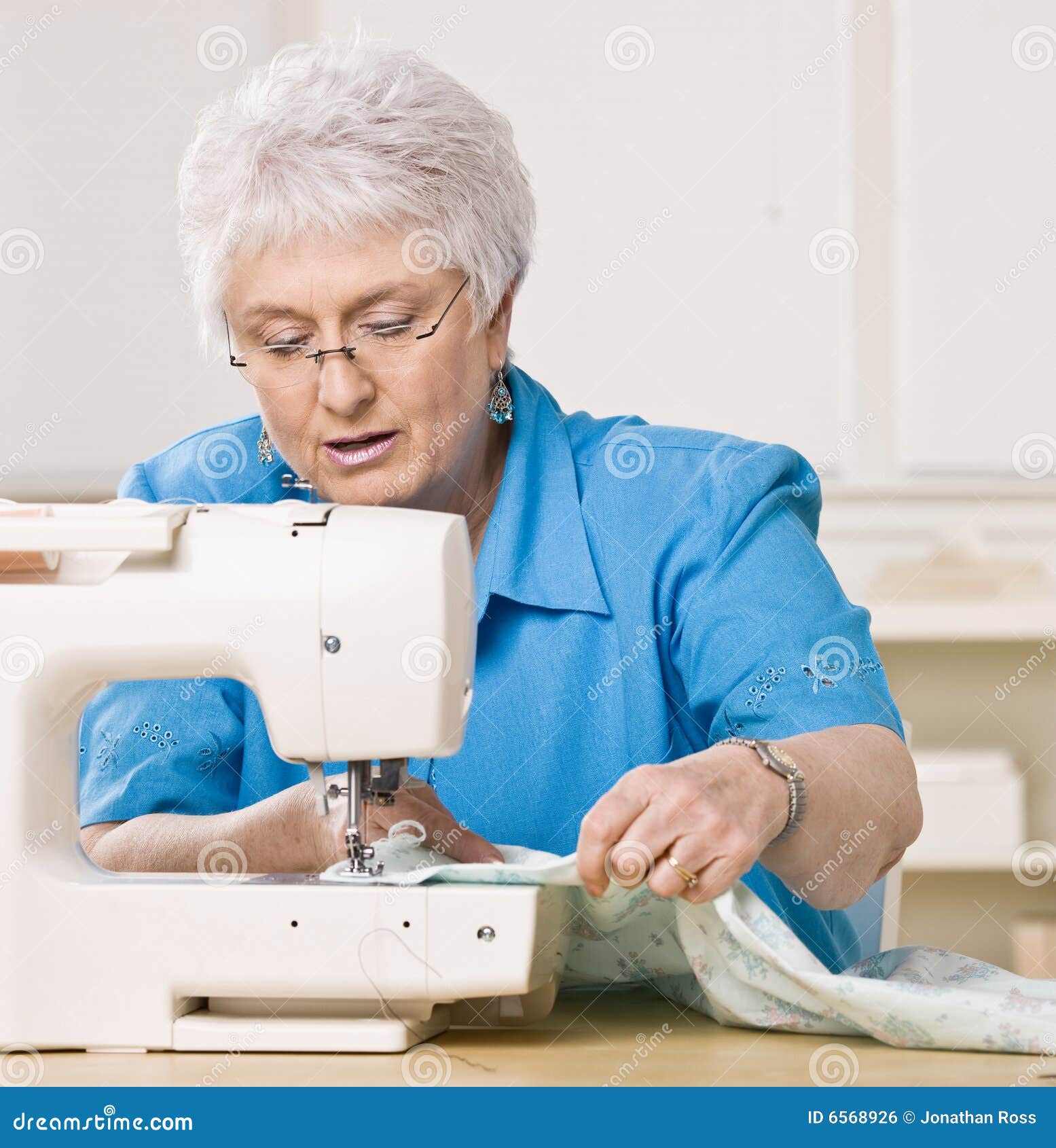 Foto Una mujer usando una máquina de coser para coser ropa – Imagen  Kirguistán gratis en Unsplash