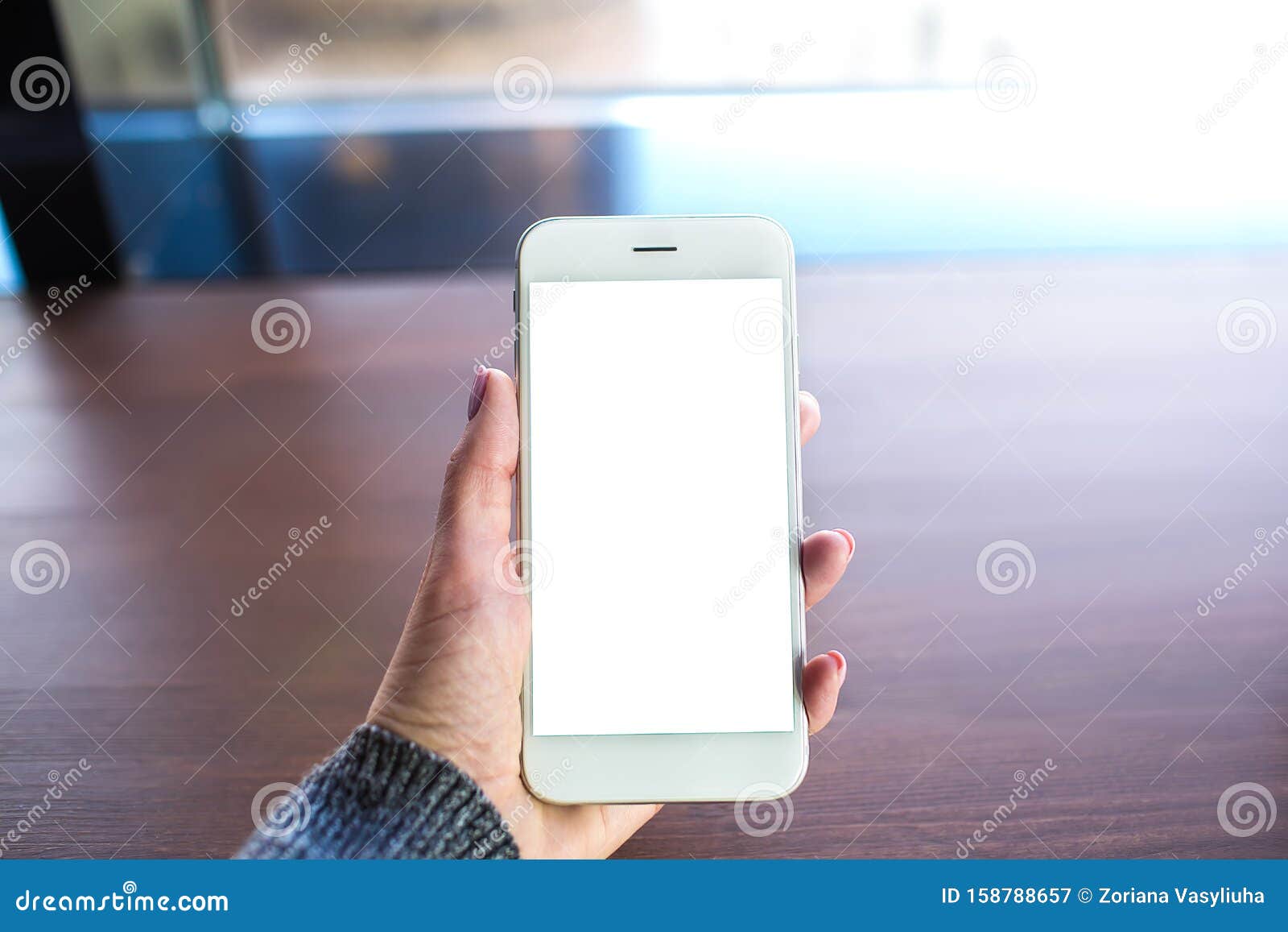 Mujer Que Usa Teléfono Celular Con Espacio En Blanco Para La Publicidad  Imagen de archivo - Imagen de dispositivo, café: 158788657