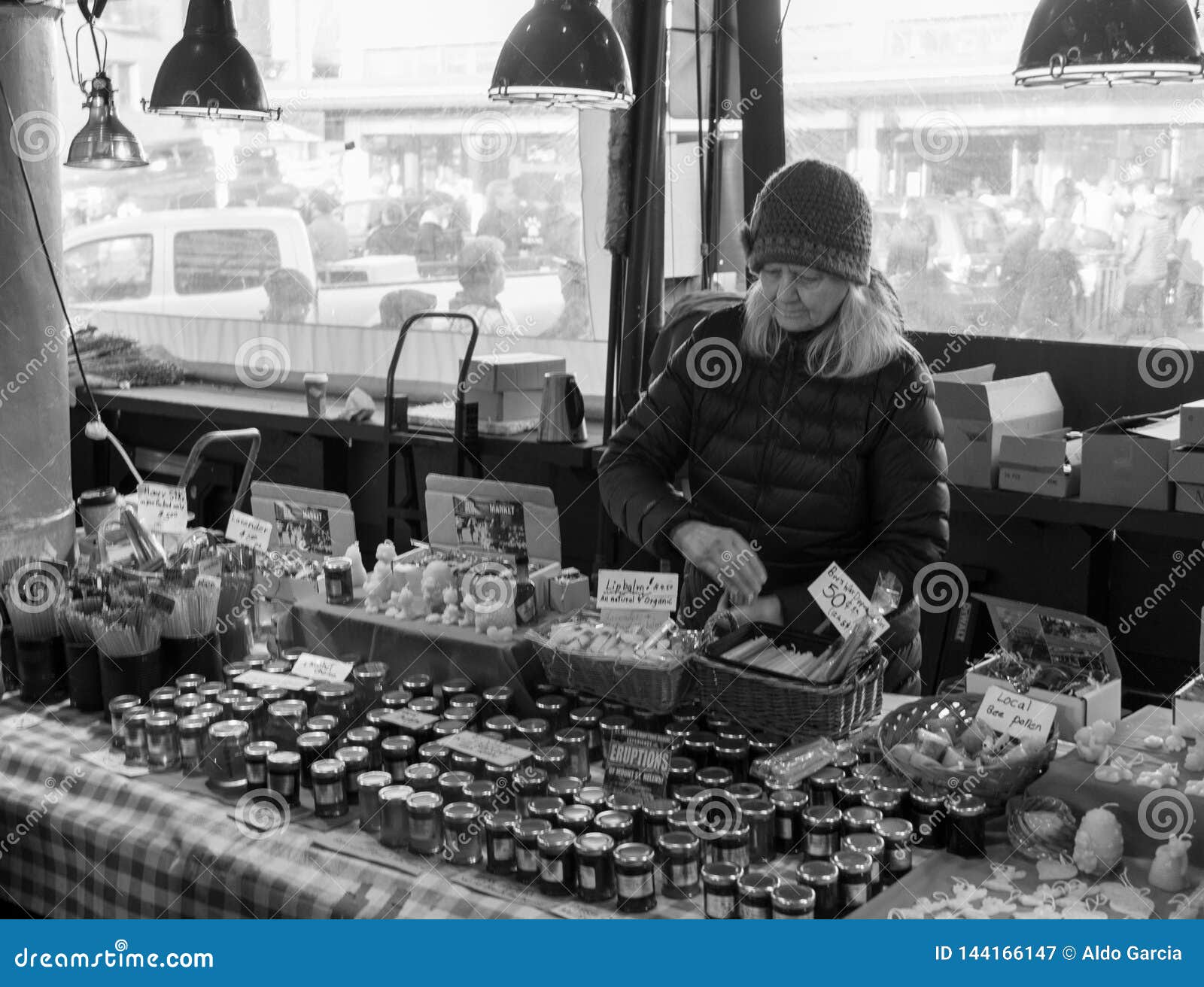 Mujer que vende mercancías en mercado de pulgas. Seattle, Washington - 2018-12-30 - mujer que vende mercancías en mercado de lugar de lucio